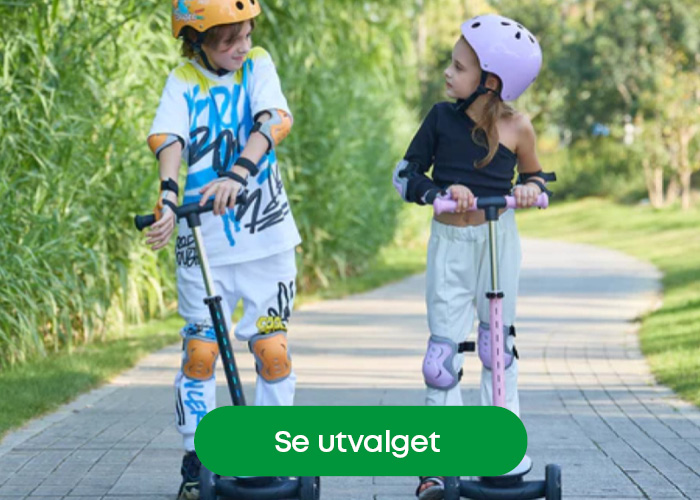 Barn som kjører sparkesykkel på en solrik vårdag – aktiv og morsom utelek for barn.