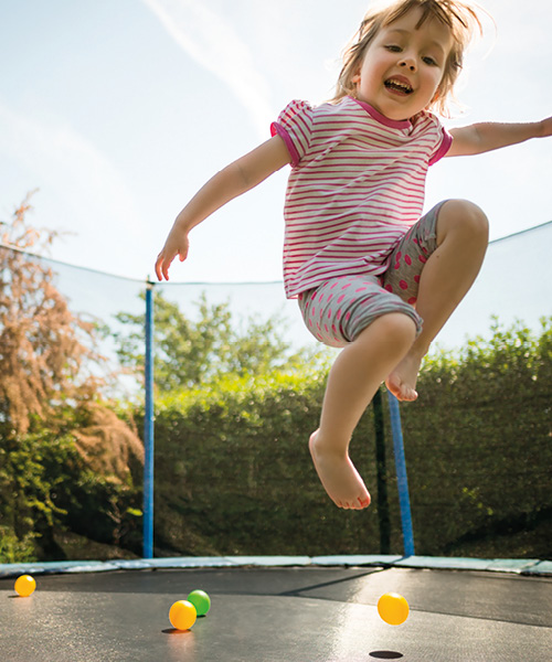 Trampoliner til barn i alle aldre. Se våre tips for hvordan holde trampolinen fin sesong etter sesong.