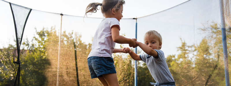 Barn som hopper på trampoline
